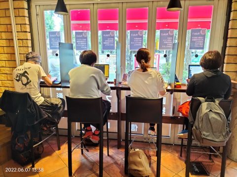 Manuscript Writing Cafe. Tokio. Jendea lanean kafetegiaren barruan.