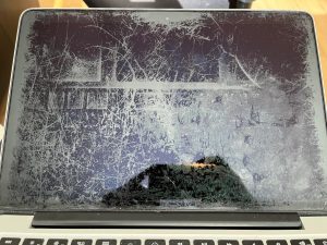 MacBook Pro eramangarri baten pantaila, 'staingate' gaitzak kaltetuta: pantailako gune batzuk distira eta isla askorekin, eta beste batzuk tono matearekin.